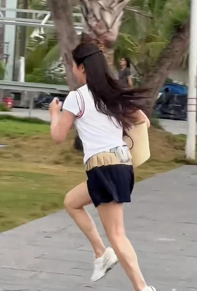 一身白色短